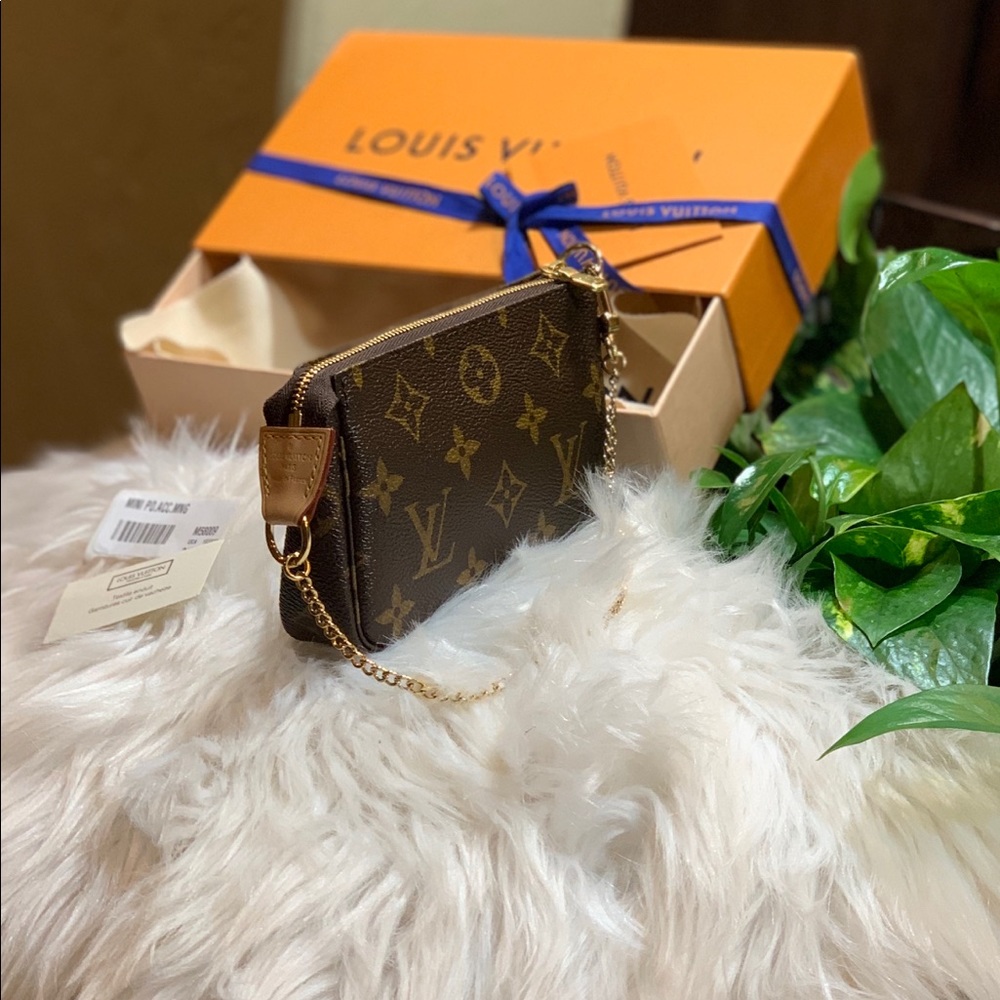SOLD 💥HP💥Louis Vuitton Mini Pochette part 2 - Picture 1 of 8